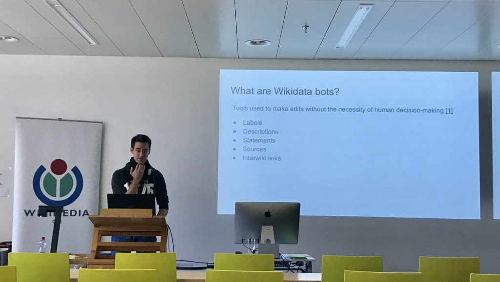 Leon Kastler presenting