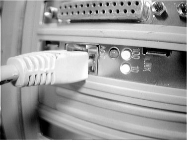 Abb. 21: Ethernet-Karte mit RJ-45-Netzwerkkabel Abb. 21: Ethernet-Karte mit RJ-45-Netzwerkkabel